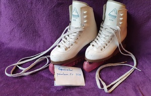 Patins blancs loisir bon état, Jackson Glacier 520 : cuir véritable, taille 1 équivalent pointure 30,5. Protège-lames roses inclus. 30€
Mail h.fremiot@free.fr